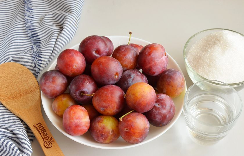 1. Этап. Сливовое варенье без косточек: Подготовьте ингредиенты. Сливы переберите, вымойте, отмерьте сахар и воду.