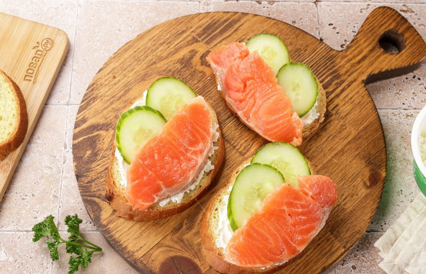 1. Этап. Бутерброды к пиву на скорую руку: Огурец нарежьте кружочками и выложите рядом.