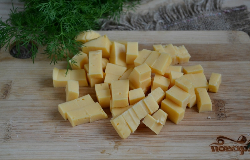 1. Этап. Салат из шпрот: Твердый сыр порежьте кубиками среднего размера.