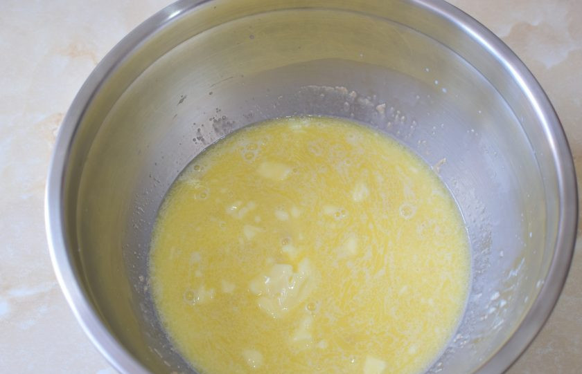 1. Этап. Бабушкины пуховые пирожки: Добавьте растопленное сливочное масло.