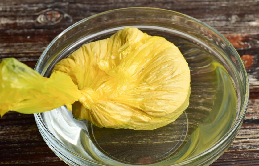 1. Этап. Печенье Утопленники: Выложите его в пакет, плотно завяжите и отправьте в миску с водой. Оставьте тесто на час. За это время оно должно полностью всплыть.