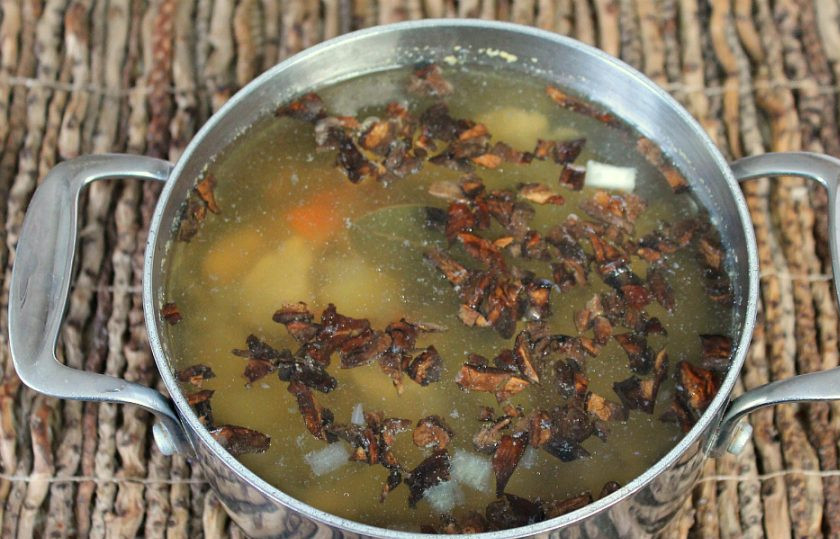 1. Этап. Суп Царский: Грибы стали мягкими. Теперь их можно нарезать и добавить в суп. За пару минут до готовности выливаем в суп сливки.