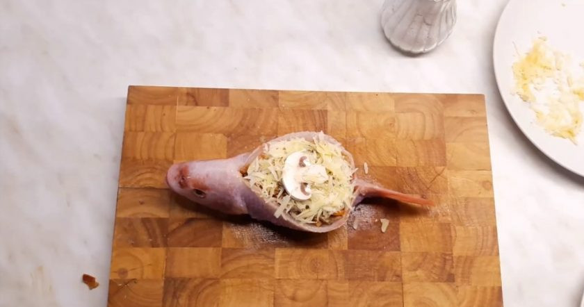 1. Этап. Жюльен в рыбе: 4. Рыбу очистите от костей и разрежьте по хребту, посолите. Фаршируйте рыбу приготовленными овощами, посыпьте тертым пармезаном.