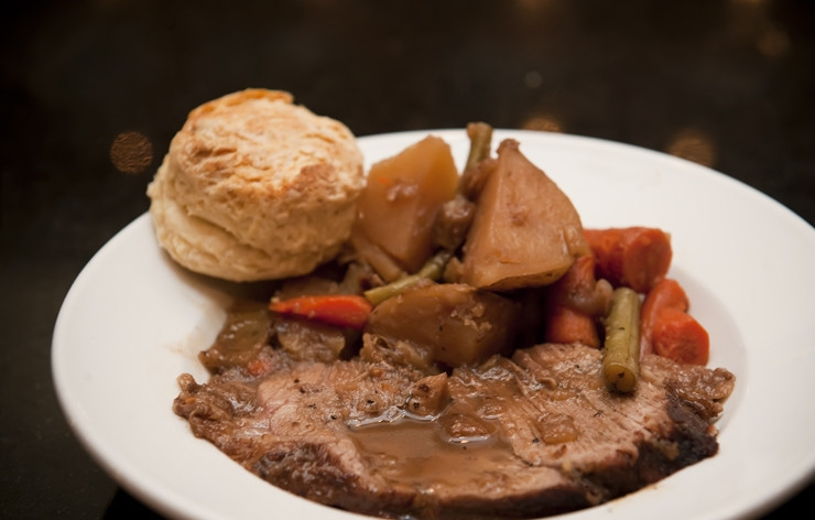 1. Этап. Говядина с овощами и картофелем: 7. Когда овощи и мясо будут мягкими, блюдо готово. Приятного аппетита!