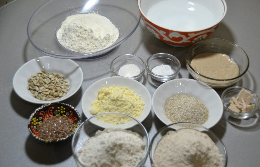 1. Этап. Мультизерновой хлеб: Подготовьте ингредиенты.