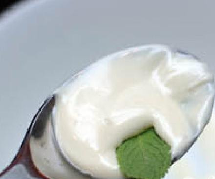 1. Этап. Мятно-шоколадный мусс: 1. Поместить шоколад для украшения в миску и растопить в микроволновой печи в течение примерно 20 секунд. Добавить в миску с шоколадом мятные листочки, чтобы шоколад частично покрывал их.