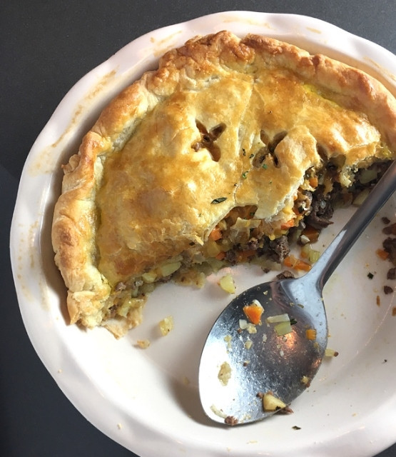 1. Этап. Пирог с мясом (вкусный): 4. Разогрейте духовку до 170-180 градусов и отправьте пирог, выпекайте его 45-50 минут. Достаньте его из духовки и остудите немного, затем подавайте к столу.