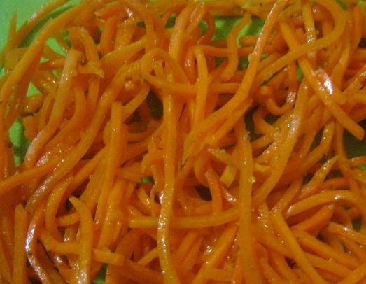 1. Этап. Салат Гнездо глухаря классический: 11. В последний момент добавляем корейскую морковь и выкладываем салат на большое блюдо в форме кольца. Картофель можно соединить с остальными ингредиентами, а можно по кругу салата (получится по внешнему виду, как гнездо).