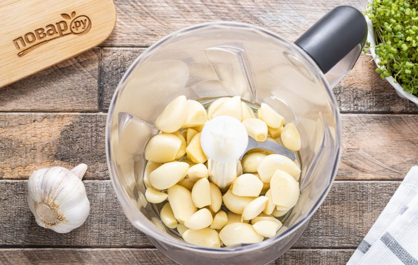 1. Этап. Икра из чеснока на зиму: Переложите чеснок в блендер и влейте оливковое масло.
