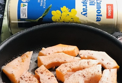 1. Этап. Салат с тыквой, шпинатом и заправкой Шерри: Духовку разогреть до 200