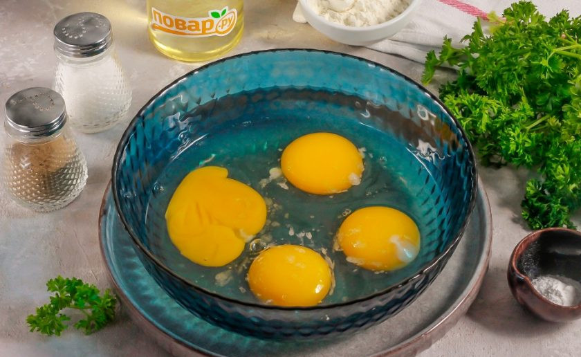 1. Этап. Пышный омлет на сковороде без молока: Куриные яйца вбейте в глубокую емкость, добавьте соль и взбейте 1-2 минуты. Можно добавить различные специи и пряности по вкусу.