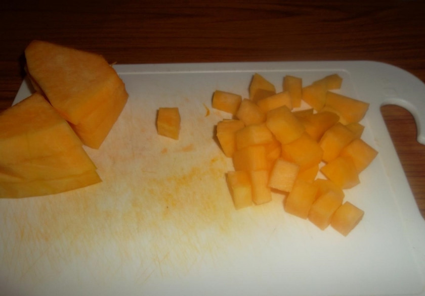 1. Этап. Диетический десерт из тыквы: 1. Тыкву мою и очищаю от кожуры, затем нарезаю ломтиками, а те в свою очередь еще кубиками.