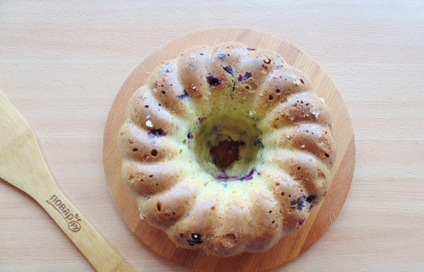 1. Этап. Простой ягодный пирог: Выпекайте пирог в духовке, разогретой до 175-180 градусов 45-50 минут. Готовность проверяйте сухой деревянной палочкой.