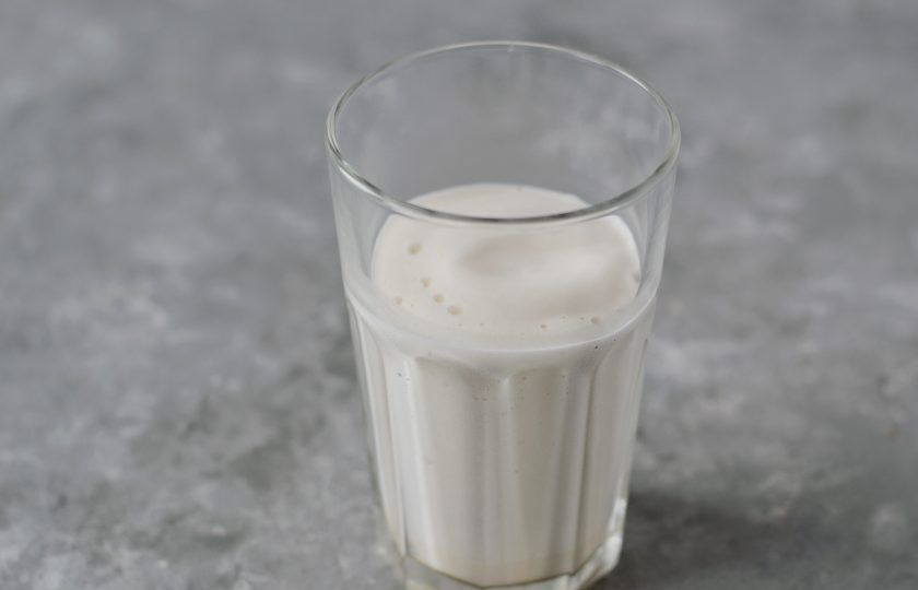 1. Этап. Мятный латте: На дно стакана добавьте мятный сироп. Налейте в стакан молоко.