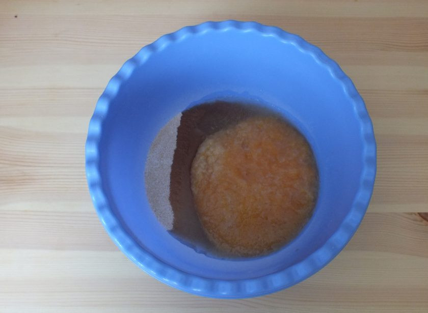 1. Этап. Зефир из персиков: Добавьте подготовленное пюре и 2 ст.л. воды.