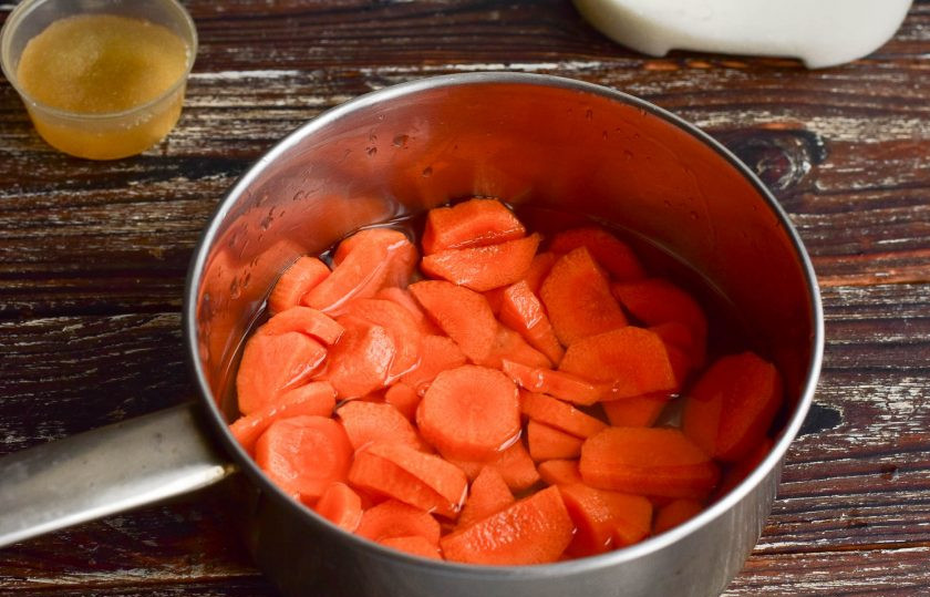 1. Этап. Морковное желе: Очистите морковь, нарежьте ее кружочками, выложите в ковш и залейте водой.