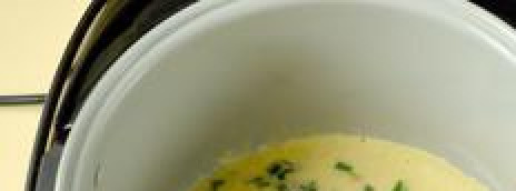 1. Этап. Фриттата в мультиварке: Вливаем яичную смесь и размешиваем с зеленой массой. Закрываем крышку и запекаем фриттату 20 минут. Сверху она будет светлой, а снизу зарумянится.