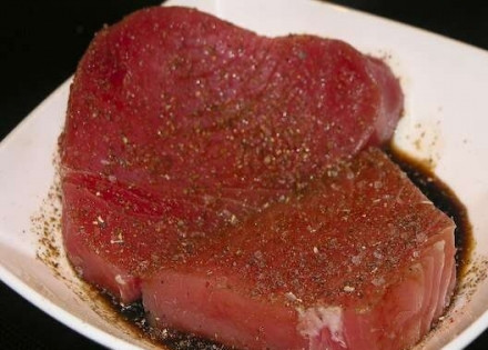 1. Этап. Стейк из тунца: 1. Филе моем под холодной водой, после этого вытираем бумажным полотенцем. Нарезаем его на стейки толщиной по 2 сантиметра каждый, натираем их перцем и солью, кладем в миску и поливаем соевым соусом, маринуем рыбу 15-20 минут.