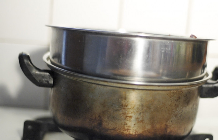 1. Этап. Вегетарианский мусс: Натрите шоколад. На водяной бане растопите шоколадные стружки.