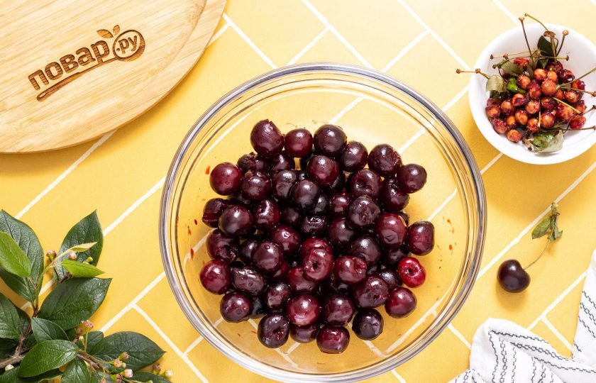 1. Этап. Вишневое варенье с ромом: Удалите из вишни косточки. Это можно сделать с помощью соломинки, булавки или шпильки для волос.