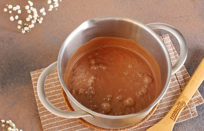 1. Этап. Шоколадно-банановый мусс: Уберите емкость в холодильник на несколько часов до полного охлаждения. Можно сразу разложить мусс по креманкам или стаканам и охладить прямо в них.