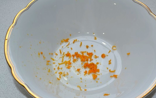 1. Этап. Куриные сердечки с медом: 3. Вымойте и обсушите апельсин, натрите цедру.