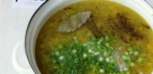 1. Этап. Суп из куриных желудков: Теперь убираем кастрюлю с плиты и добавляем мелко нарезанный зеленый лук, перец и лавровый лист.