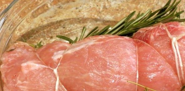 1. Этап. Свинина с овощами в духовке: Свинину промойте. Сверните её в рулет и перевяжите верёвками. Положите мясо на промытые веточки тимьяна и розмарина.