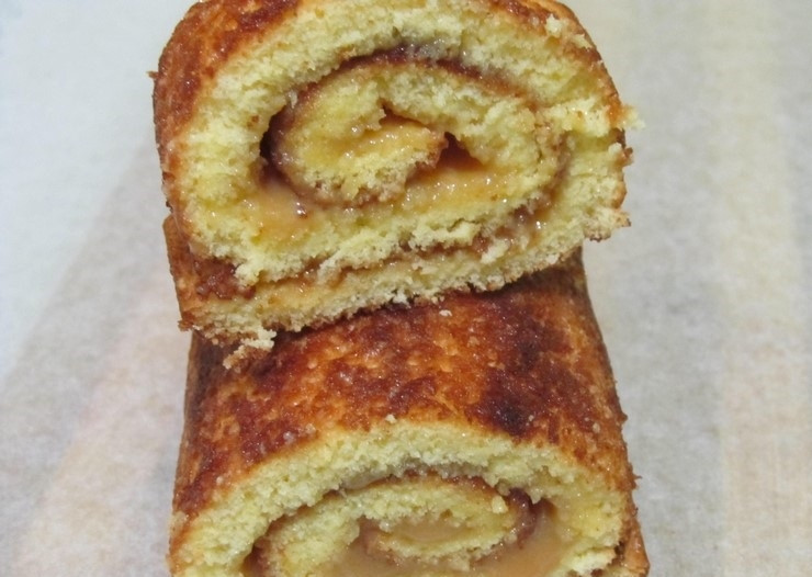 1. Этап. Рулет с вареной сгущенкой: 9. Сворачиваем рулет, а через некоторое время нарезаем его порционно и подаем к столу.