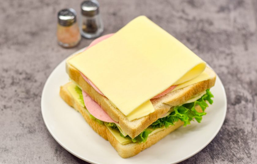1. Этап. Бутерброд Тормозок: Поверх колбасы выложите оставшийся сыр.