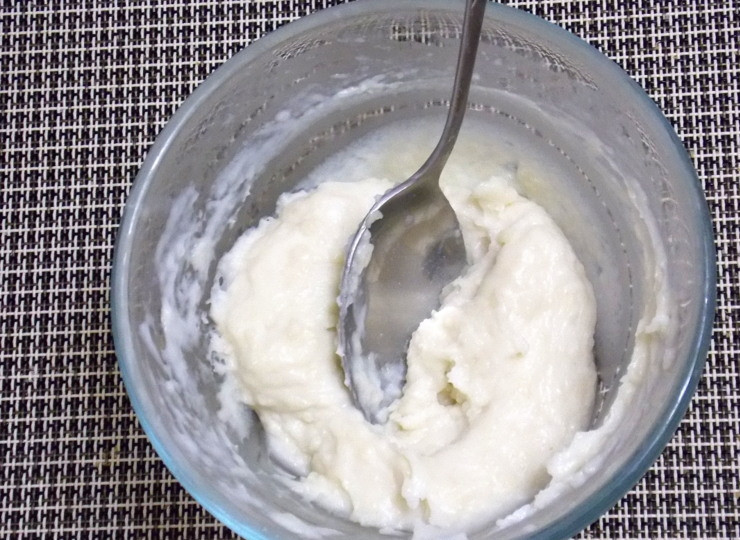 1. Этап. Молочный заварной хлеб: Вскипятите 120 грамм молока и влейте в 40 грамм муки. Перемешайте до однородной массы и охладите до комнатной температуры.