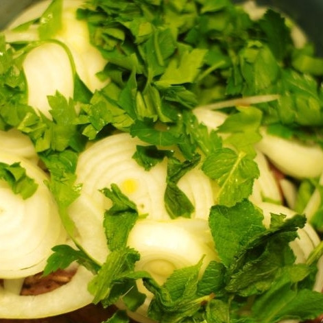 1. Этап. Шашлык из баранины с уксусом: Туда же добавьте кольцами нарезанный лук и крупно порванную зелень. Тщательно перемешайте все руками. Не жалейте силы: нужно перемешивать, будто вы месите тесто. Оставьте мясо мариноваться в холодильник на ночь.