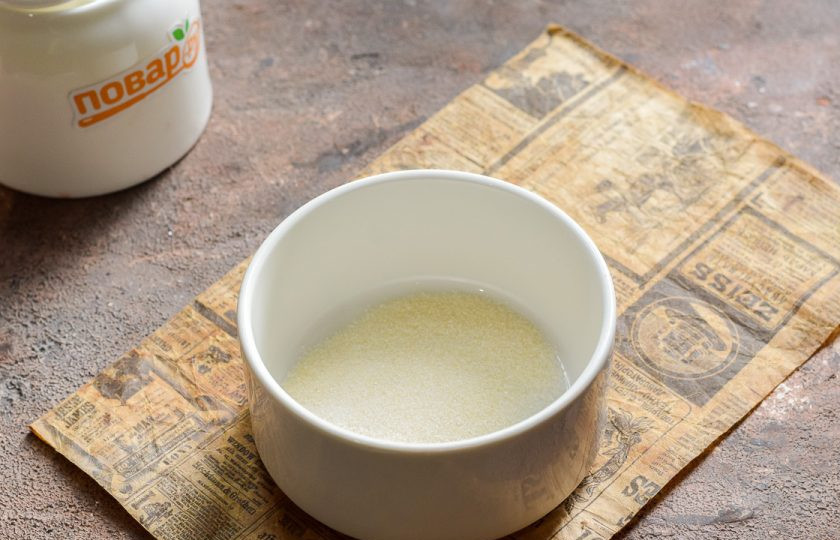 1. Этап. Варенье из абрикосов с желатином: Желатин залейте 3-4 ст.л. воды, оставьте на 10 минут.