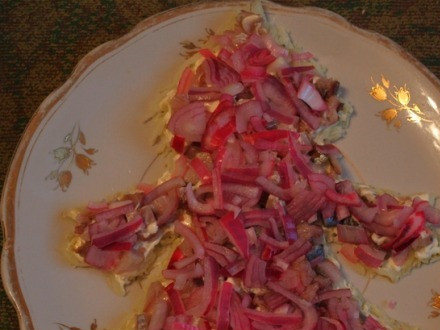 1. Этап. Салат Снегурочка: 4. Лук лучше заранее замариновать в уксусу с сахаром, чтобы убрать лишнюю горечь и привкус.