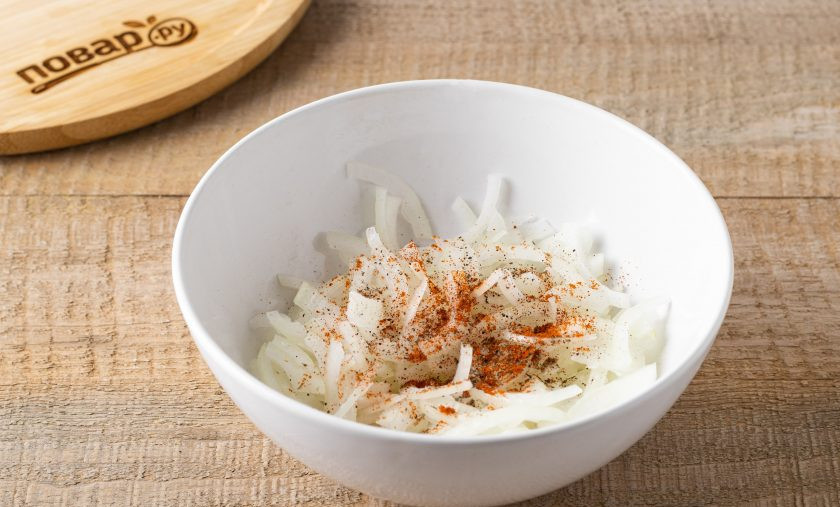 1. Этап. Слоёные лепёшки с луком Катлама: Репчатый лук нарежьте тонкими полукольцами. Добавьте соль, чёрный молотый перец и паприку. Перемешайте.