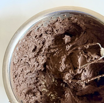 1. Этап. Шоколадно-кокосовый мусс: Взбить мусс сначала на маленькой скорости, постепенно ускоряясь до воздушной массы. ОСТОРОЖНО, мусс брызгает!