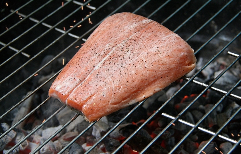 1. Этап. Лосось на углях: Расколите угли. Положите на решётку мангала стейк лосося.