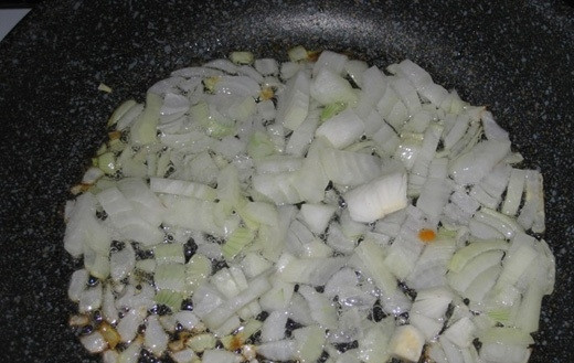 1. Этап. Суп из пельменей: Лук очистите и мелко нашинкуйте. Обжарьте его до мягкости в масле.