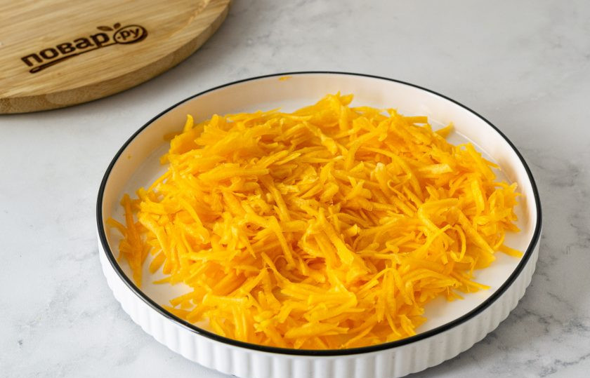 1. Этап. Тыква замороженная: Вторую часть натрите на крупной терке.