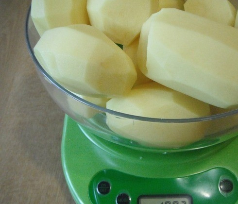 1. Этап. Картофельное пюре, запеченное в духовке: 1. Перед тем, как приготовить картофельное пюре, запеченное в духовке, необходимо подготовить картошку. Для этого помойте и очистите ее. Сварите картошку до готовности.