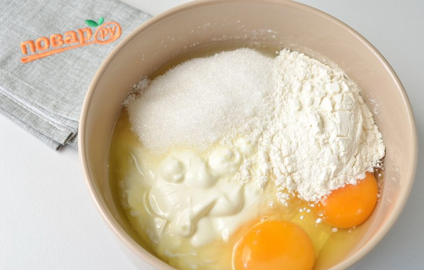 1. Этап. Клафути от Жерара Депардье: 3. Из сметаны, яиц, сахара и муки сделайте заливку. Просто соедините эти продукты и венчиком хорошо перемешайте, чтобы масса стала однородной, без комочков. Можно добавить пару капель ванильного экстракта.