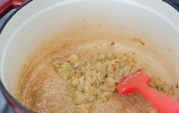 1. Этап. Крем-суп с сыром и брокколи: Потом всыпьте к нему муку, быстро перемешайте.