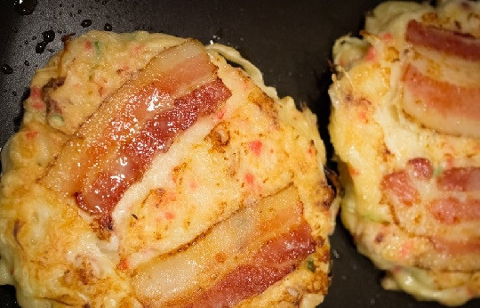 1. Этап. Окономияки: 8. После можно добавить сверху по кусочку бекона и аккуратно перевернуть. Подрумяньте лепешку со второй стороны.