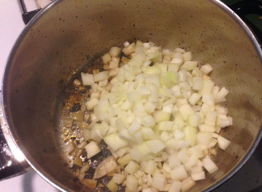 1. Этап. Свинина, тушенная с зеленой фасолью: Уберите свинину и в этом же сотейнике обжарьте лук с чесноком до золотистости.