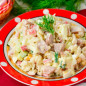 Салат с крабовыми палочками и копченой курицей