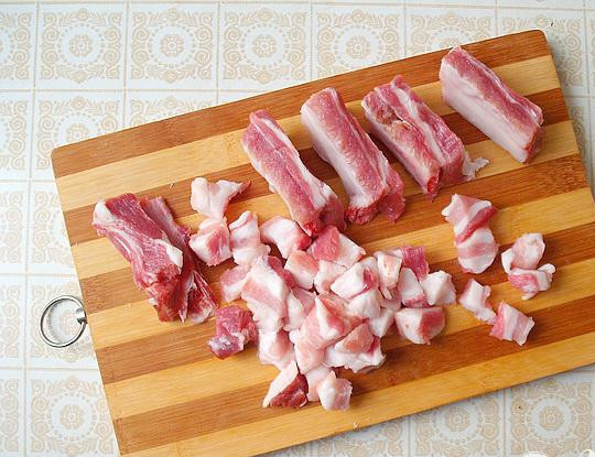 1. Этап. Запеченные свиные ребрышки с овощами: 3. С ребрышек срезаем сало и мясо, небольшими кусочками нарезаем. Ребрышки разрезаем.