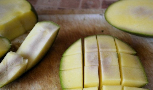 1. Этап. Постный салат с манго: Манго нарезать на 4 части. Внутри фрукта большая и плоская кость, которую нужно обойти ножом. Далее взять одну из боковушек и ножом 