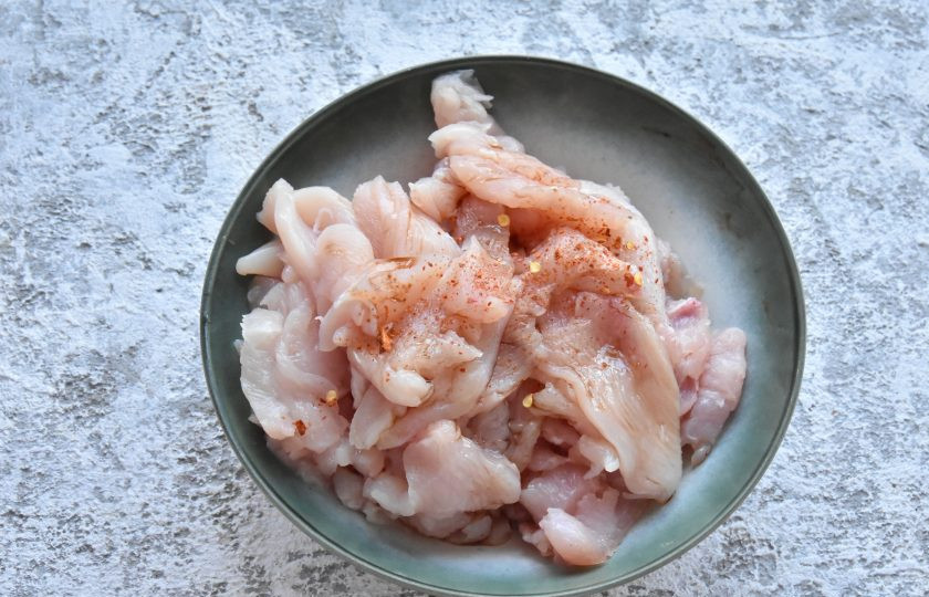 1. Этап. Рисовая жареная лапша Пад Тай: Куриное филе нарежьте произвольными тонким кусочками и замаринуйте его в соевом соусе, растительном масле (1 ст.л.) и хлопьях чили перца.