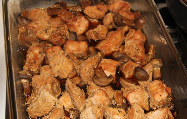 1. Этап. Грудка индейки с грибами в духовке: Выложите все затем в форму для запекания, накройте фольгой и отправьте в разогретую до 200 С духовку на 25-30 минут, до готовности.