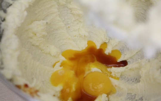 1. Этап. Печенье на желтках: 2. Взбивайте не менее 5 минут, пока масса не станет однородной. Введите желтки, добавьте ванильный экстракт. Это лишь один из вариантов, как сделать печенье на желтках, но оно может быть также с корицей или другими ароматными добавками, например.